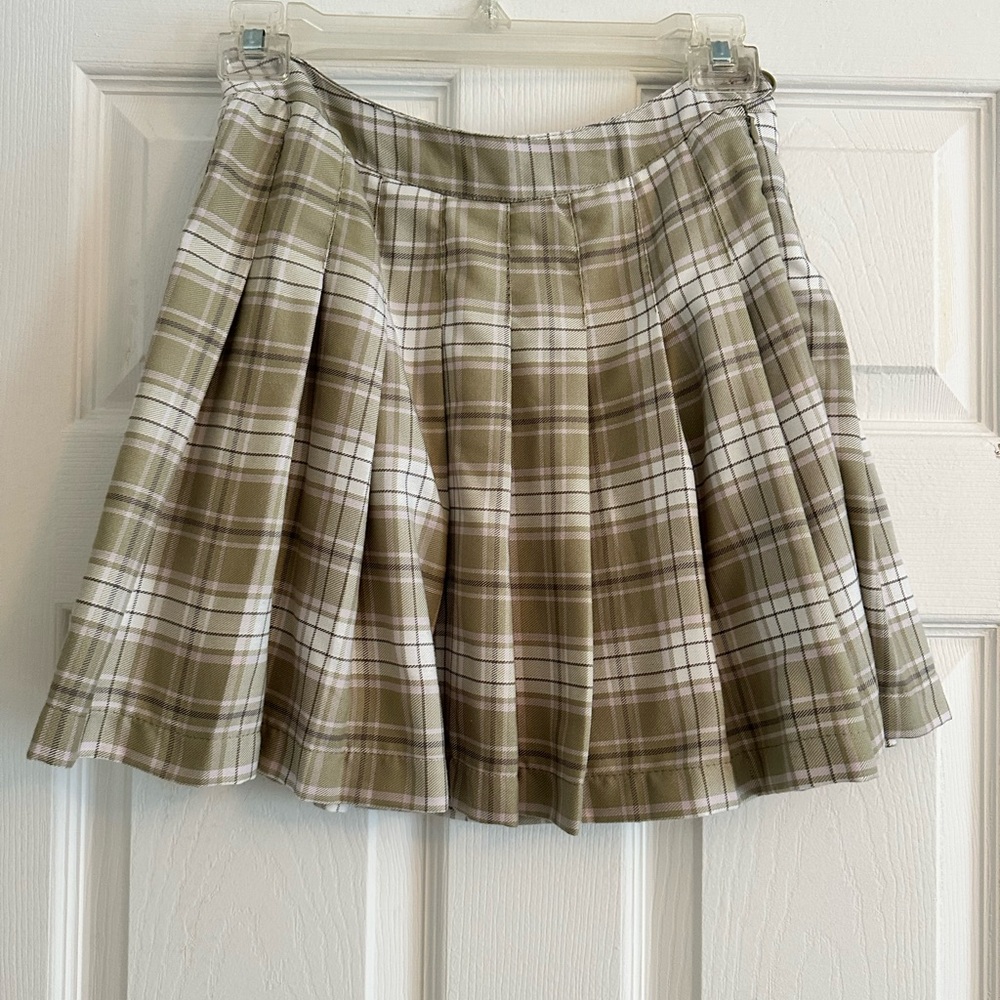 Free if you bundle w/item. Forever 21 white &Pale green pleated Skater Skirt